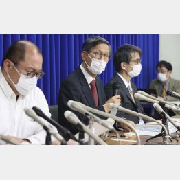 この感染者数は実態を示していない（新型コロナウイルス感染症対策専門家会議後に会見する、左２人目から尾身茂副座長と脇田隆字座長）／（Ｃ）共同通信社