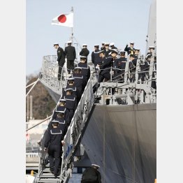 中東へ向かう海上自衛隊の護衛艦「たかなみ」に乗り込む隊員＝２月２日、神奈川県横須賀市（Ｃ）共同通信社