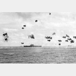魚雷を搭載した日本の戦闘機が対空砲火を受けながら敵空母への攻撃を試みる（C）Underwood Archives／Universal Images Group／共同通信イメージズ