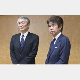 三陽商会の社長に就任する大江伸治副社長（左）と中山雅之社長（Ｃ）共同通信社