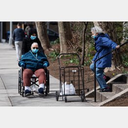 どう安全対策して高齢者を守るのかが緊急課題に（自粛体制で人通りの少ない通りに出る人たち＝ニューヨーク）／（Ｃ）Bildbyran