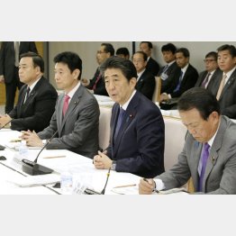 病院再編に意欲を示し、経済財政諮問会議であいさつする安倍首相（右から２番目、2019年10月）／（Ｃ）共同通信社