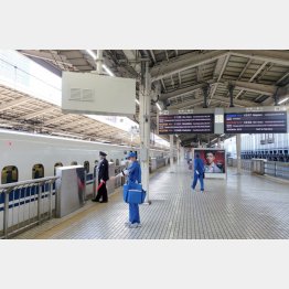 GWも閑散とするJR東京駅の新幹線ホーム（Ｃ）日刊ゲンダイ