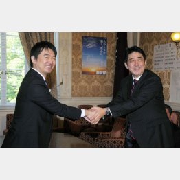 一心同体（安倍首相と日本維新の会の橋下徹氏）／（Ｃ）日刊ゲンダイ