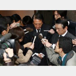 2006年当時の父・西田憲正元会長（Ｃ）日刊ゲンダイ