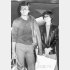 ハワイの新婚旅行から帰国した三浦友和、百恵夫妻（1980年11月26日、成田空港）／（Ｃ）共同通信社