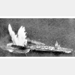 マーシャル諸島クェゼリン環礁で、米海軍の雷撃機TBFアベンジャーの攻撃を受けて白煙を上げる日本軍軽巡洋艦（1944年1月）／（Ｃ）共同通信社