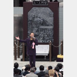 除幕された「あゝ上野駅」の歌碑の前で熱唱する歌手の井沢八郎（2003年）／（Ｃ）共同通信社
