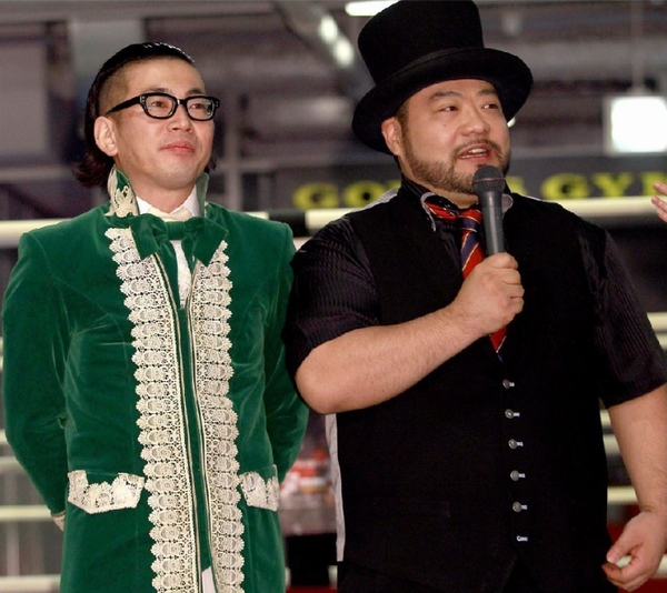 左が「髭男爵」ひぐち君、衣装は当時４万円！（2014年撮影）／（Ｃ）日刊ゲンダイ