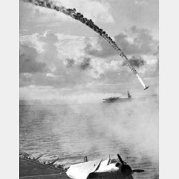 空母の対空射撃を浴び、火を噴いて墜落する日本の攻撃機（Ｃ）Underwood Archives／Universal Images Group／共同通信イメージズ