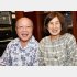 「内山田洋とクール・ファイブ」メンバーの宮本悦朗さん、奥様の栄子さんと（Ｃ）日刊ゲンダイ