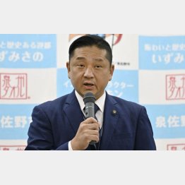 総務省にご立腹（30日、逆転勝訴し、大阪府泉佐野市で記者会見する千代松大耕市長）／（Ｃ）共同通信社