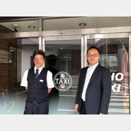 会社の玄関で。石井政之さん（左）と大野慶太社長（Ｃ）日刊ゲンダイ