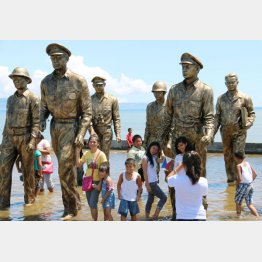 連合国軍のマッカーサー司令官のレイテ島上陸を再現した銅像。レイテ湾（奥）に集結した米艦隊と日本軍との間でレイテ沖海戦が起き、神風特攻隊もこの戦いに投入された（2014年10月、フィリピン中部レイテ島パロ）／（Ｃ）共同通信社