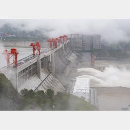 29日、放流する三峡ダム。中国の長江中・上流域で降った強い雨の影響を受け、三峡ダムの水量は引き続き増加している（Ｃ）新華社＝共同