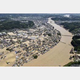 球磨川が氾濫し水に漬かった熊本県人吉市の市街地（4日）／（Ｃ）共同通信社