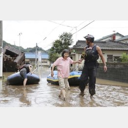 避難の次には復旧作業が…（ボートで救出された女性＝熊本県人吉町）／（Ｃ）共同通信社