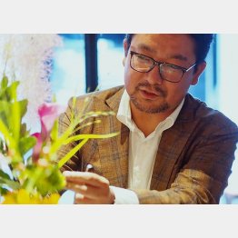 花を生けるhananeの石動力CEO（提供写真）