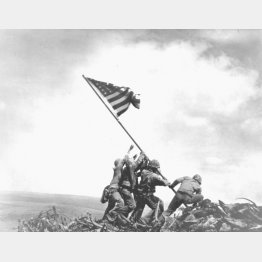 硫黄島に星条旗を揚げるアメリカ軍兵士（Ｃ）World History Archive／ニューズコム／共同通信イメージズ