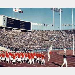 1964年東京五輪、前日までの豪雨が嘘のような快晴の下で行われた開会式（Ｃ）共同通信社