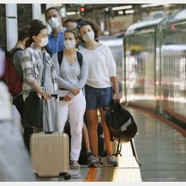 東京発着はダメ（移動全面解除で新幹線への乗車を待つ利用者＝JR東京駅、6月20日）／（Ｃ）共同通信社