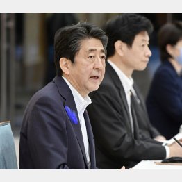 信用できない（安倍首相と西村経済再生相）／（Ｃ）共同通信社