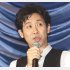 クルクルパーマ社員を演じている（Ｃ）日刊ゲンダイ