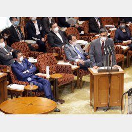 安倍政権と一体化（参院予算委員会で答弁する尾身茂氏＝右）／（Ｃ）日刊ゲンダイ