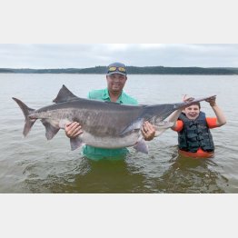 コリー・ワッターさん（左）と息子のステットソン君（オクラホマ野生動物保護局のフェイスブックから）