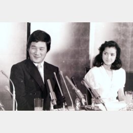 婚約会見を行う多岐川裕美（右）と阿知波信介氏（1984年）／（Ｃ）日刊ゲンダイ