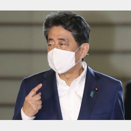 マスクは方針転換（脱「アベノマスク」を記者に説明する安倍首相）／（Ｃ）共同通信社