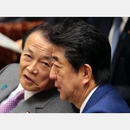 科学的根拠もないまま「日本モデル」を自画自賛（安倍首相と麻生財務相)／（Ｃ）日刊ゲンダイ