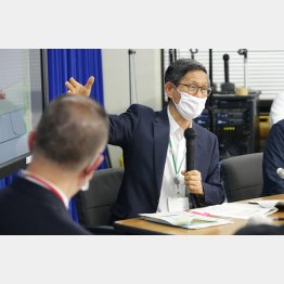 尾身副座長も釜萢氏（手前）も公衆衛生の専門家ではない（Ｃ）日刊ゲンダイ