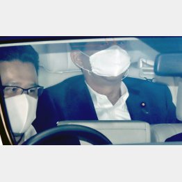 24日午前、慶応大病院に入る安倍晋三首相（Ｃ）日刊ゲンダイ