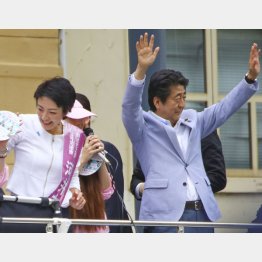 2019年7月参院選、河井案里容疑者（左）の応援演説に駆け付けた安倍首相＝広島市（Ｃ）共同通信社