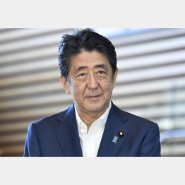 連続在職単独１位で記者団の質問に答える安倍首相（Ｃ）共同通信社