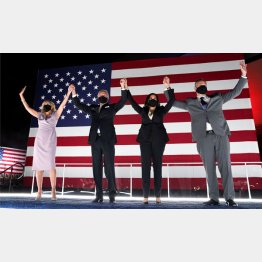 バイデン支持の頂点か（民主党大会で、声援に手を挙げる、左からバイデン大統領候補夫妻とハリス副大統領夫妻）／（Ｃ）ロイター