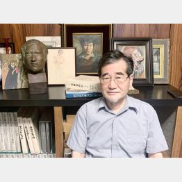 若い頃の自画像、友人たちの作品の前で（森田義之さん）／（提供写真）