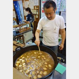 自慢のモツ煮込みを仕込む土屋さん（Ｃ）日刊ゲンダイ