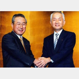 1999年10月、合併会見で握手をする西川善文住友銀行頭取(右）と岡田明重さくら銀行頭取（Ｃ）日刊ゲンダイ