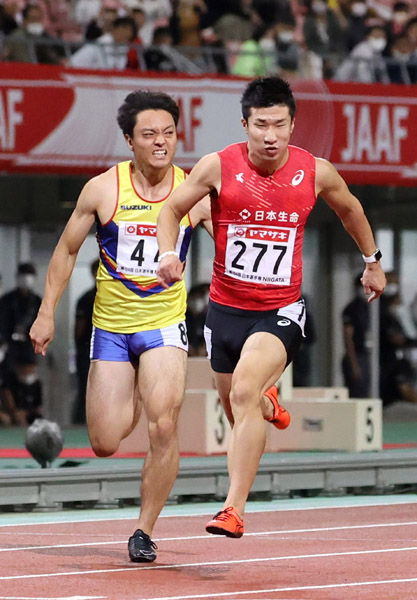 男子100メートルで6年ぶり2度目の優勝を決めた桐生（右）／（Ｃ）日刊ゲンダイ
