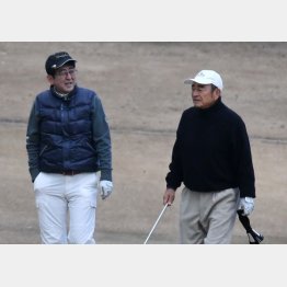 安倍首相（当時）とゴルフを楽しむ古森重隆氏（右）／（Ｃ）日刊ゲンダイ