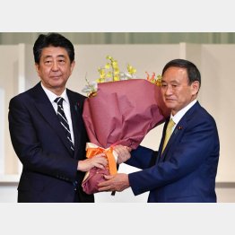 「独裁」の引継ぎ（菅首相と安倍前首相＝左）／（Ｃ）日刊ゲンダイ