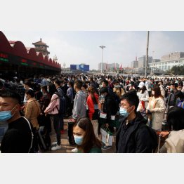 国慶節で混雑する中国・北京駅（Ｃ）ロイター