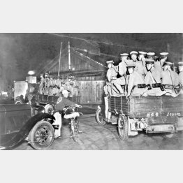 5・15事件の際にトラックの荷台に乗って警備に出動する憲兵隊員たち（1932年5月15日＝日本電報通信社撮影）