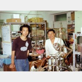 大学院1年の頃に台湾成功大学教授と（左が伊藤社長）／（提供写真）