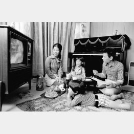 家族みんなでテレビを囲んだ昭和の家庭（Ｃ）共同通信社
