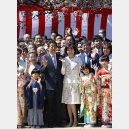 安倍前首相は、「桜を見る会」前夜祭、激安価格”接待”で公選法違反で刑事告発（Ｃ）日刊ゲンダイ