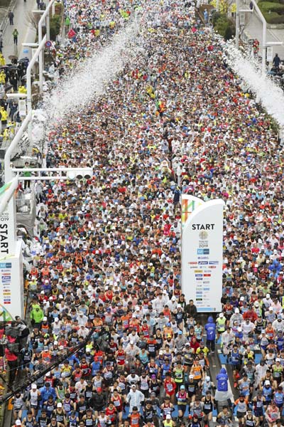 国内最大規模の東京マラソンは密集スタート（Ｃ）共同通信社