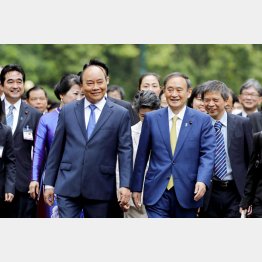 ベトナムで害遊デビュー（談笑するベトナムのフック首相と菅首相＝右）／（Ｃ）AP＝共同